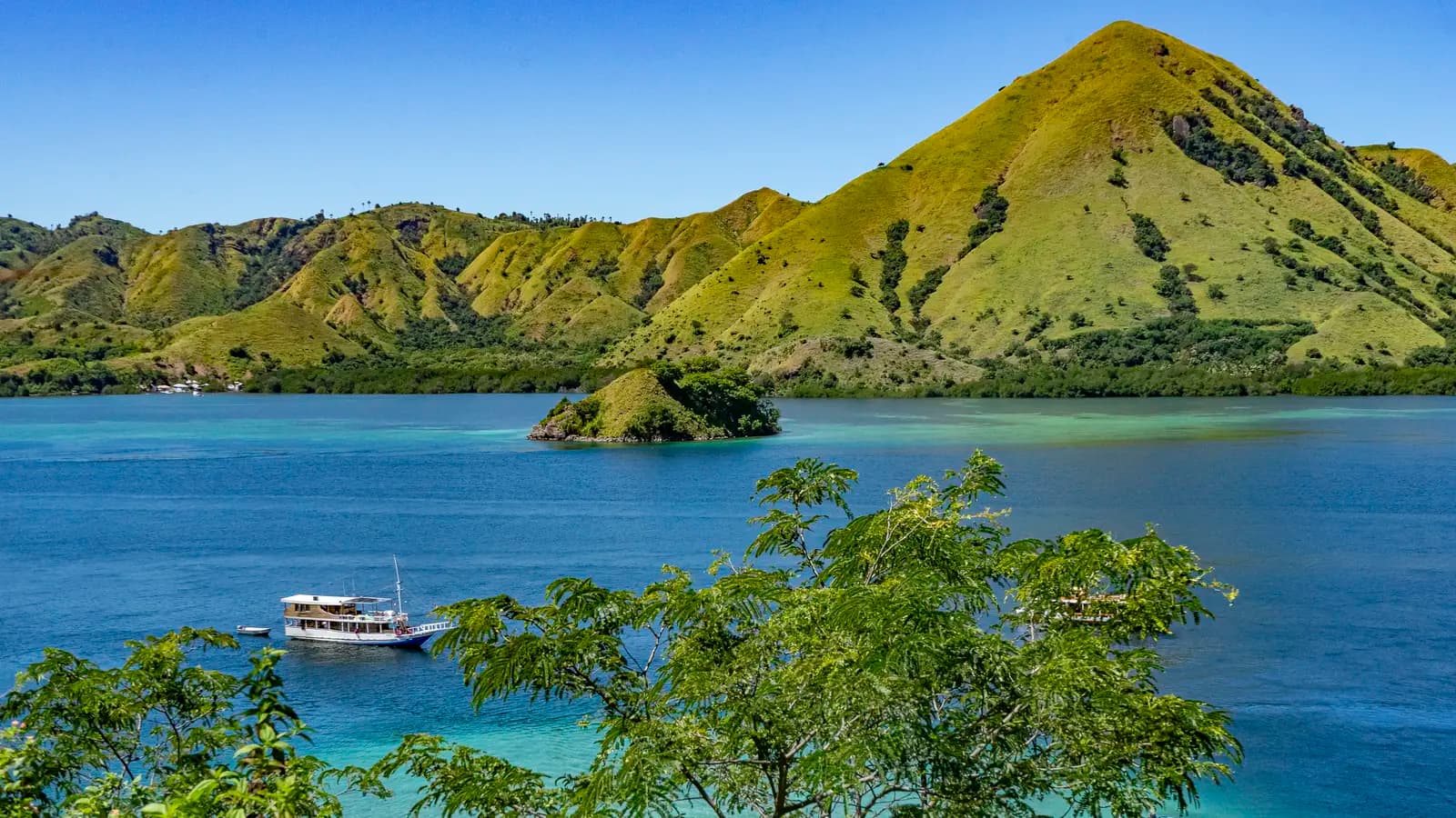 Epic Archipelago Adventure: Sumatra to Flores in 30 Days